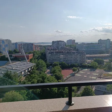 Lazuren Bryag Lux דירה *