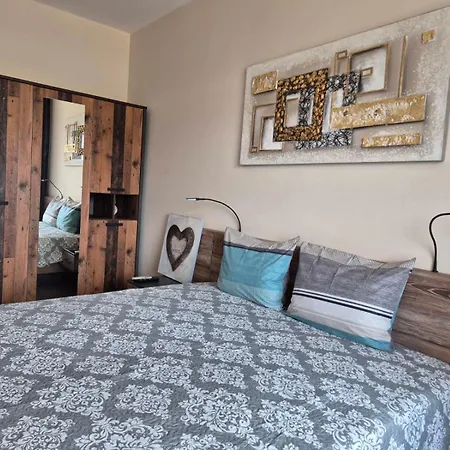 Lazuren Bryag Lux דירה *