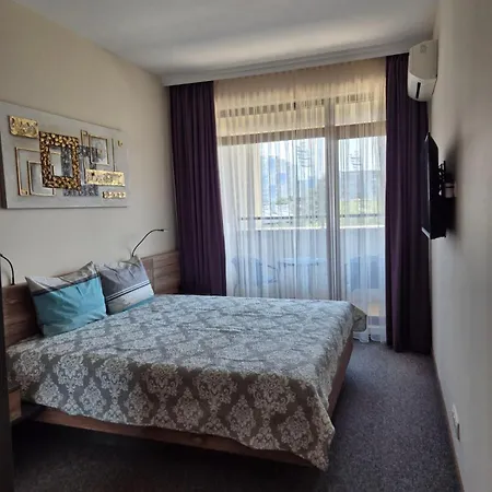 Lazuren Bryag Lux דירה