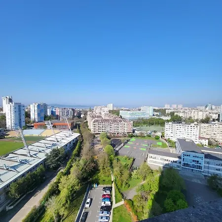 Lazuren Bryag Lux شقة