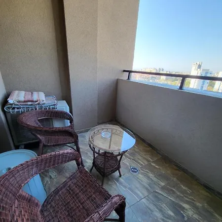 Apartament Lazuren Bryag Lux *